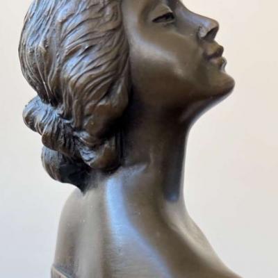 Statue einer Dame aus Bronze, Marmorsockel, Pierre Collinet, signiert - thumb
