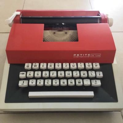 Antike Kinder Schreibmaschine. Petite International, de Luxe, 70er - thumb
