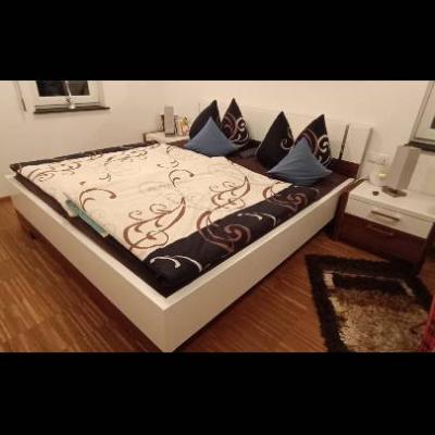 Verkaufe schönes Bett mit Nachtkästchen w/Umzug - thumb