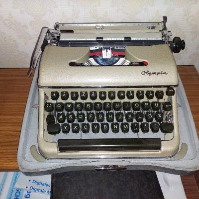 Mechanische Schreibmaschine von Olympia - Vintage - im Koffer - thumb