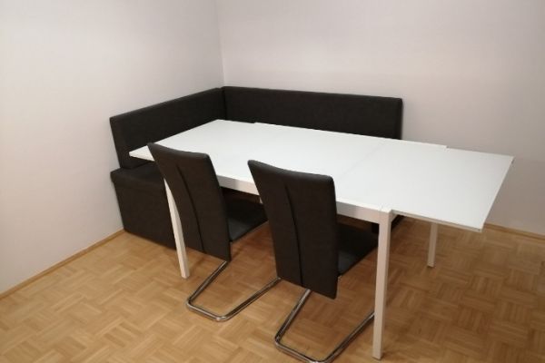 Tisch mit Glasplatte ausziehbar / € 80,-