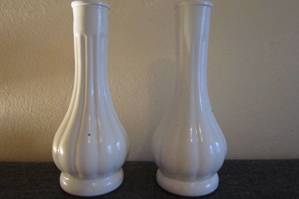 2 Stück alte weiße Wiener Vasen - Höhe: 15cm