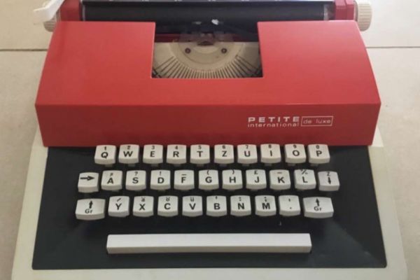Antike Kinder Schreibmaschine. Petite International, de Luxe, 70er