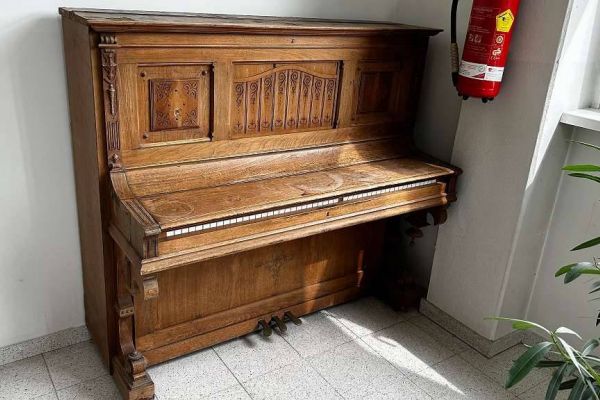 Altes Holz Piano von Gustav Rösler