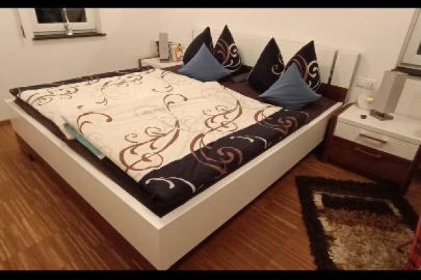 Verkaufe schönes Bett mit Nachtkästchen w/Umzug