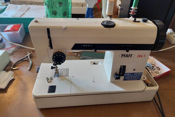 Nähmaschine „Pfaff stretch 294-1“ mit Nähzubehör