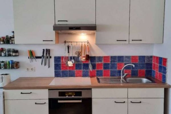 Küche mit Geräte: 750€ ohne Geräte: 300€