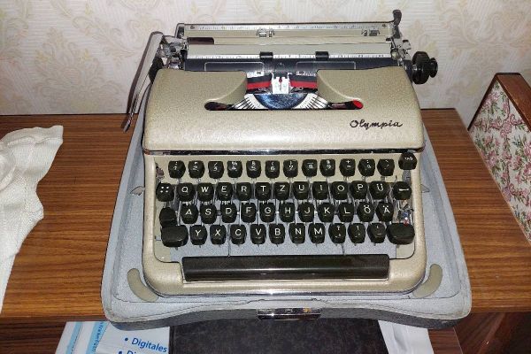 Mechanische Schreibmaschine von Olympia - Vintage - im Koffer
