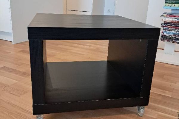 Kleiner braun-schwarzer Couchtisch zu verkaufen