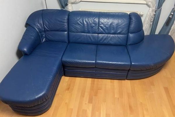 Gratis - Blaue Leder Couch mit Lounge und tollem Sitzkomfort