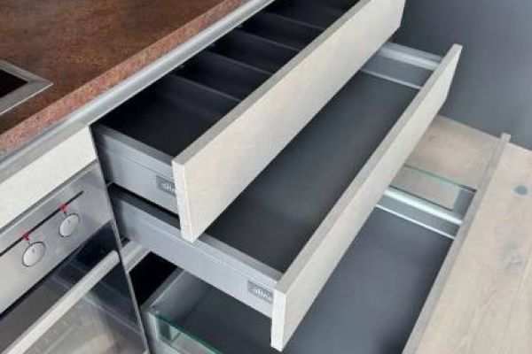 Moderne Olina-Einbauküche in Betonoptik
