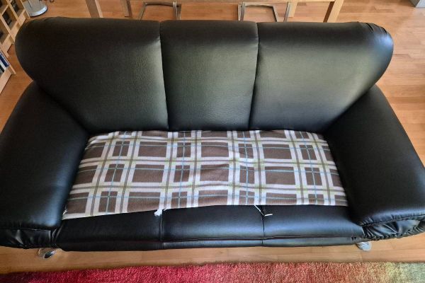schwarze Couch aus Kunstleder