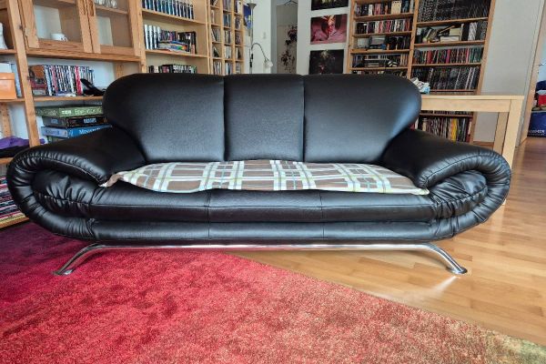 Elegante Couch (schwarzes Kunstleder)