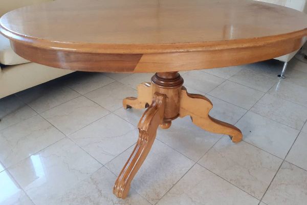 Tisch mit Sessel