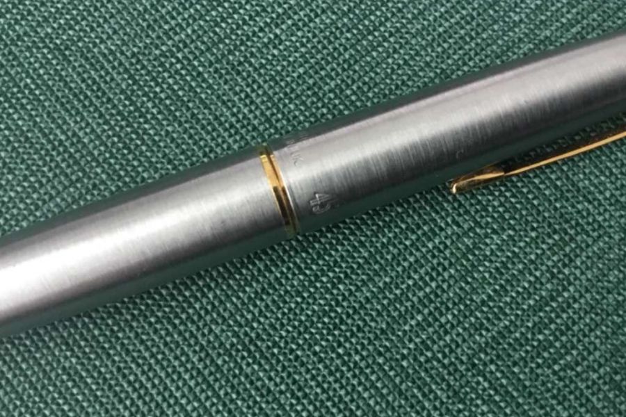 Parker Füller, gebürsteter Edelstahl mit Gold, Spitze M - Bild 5