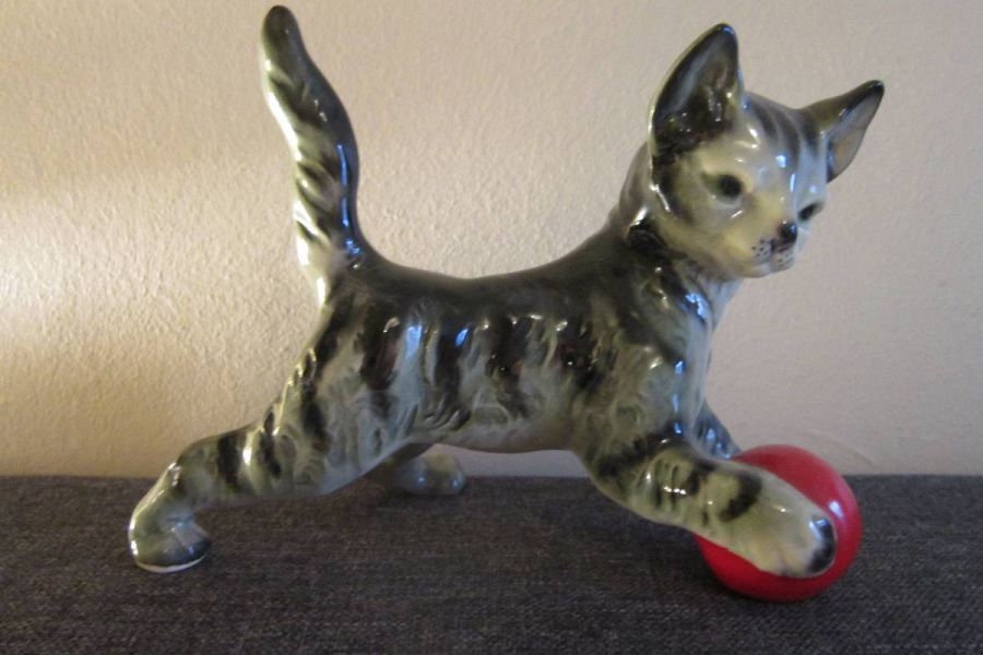 Katze mit rotem Ball, Porzellan, antik, um 1935, Katzenfigur - Bild 1