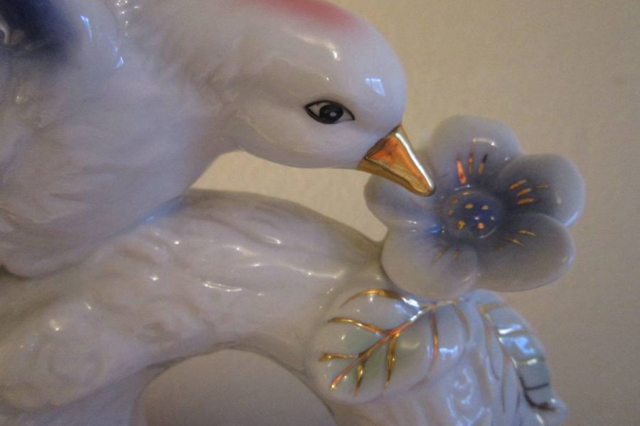 Wunderschöne Keramik - Vogel auf Ast mit Blüten - Vitrinenstück - Bild 2