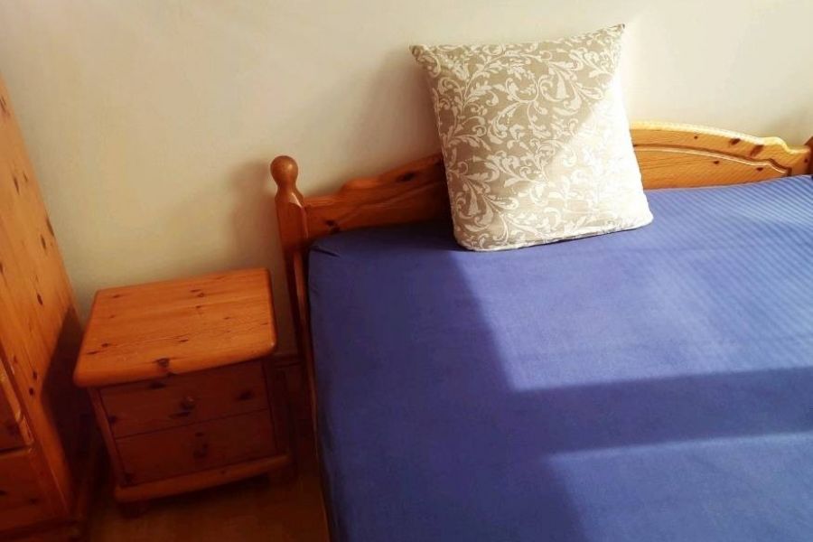 Bett mit der Matraze, Lattenrost, 2 Nachtkästchen - Bild 1