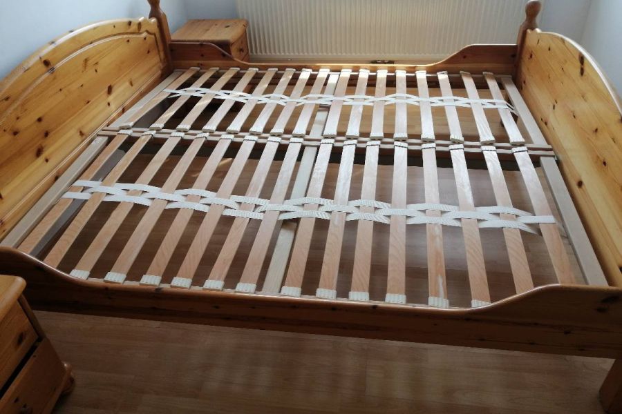 Bett mit der Matraze, Lattenrost, 2 Nachtkästchen - Bild 3