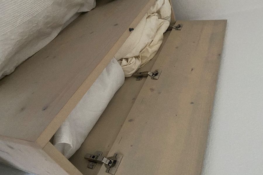 Schreiner gefertigtes Bett mit Schubladen und Bettkasten - Bild 5