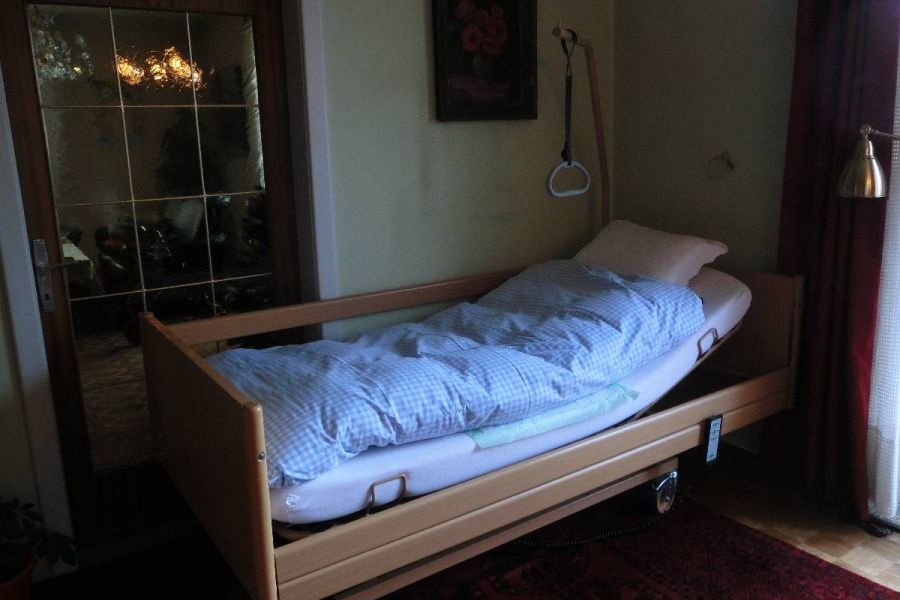 Pflegebett - Bild 1