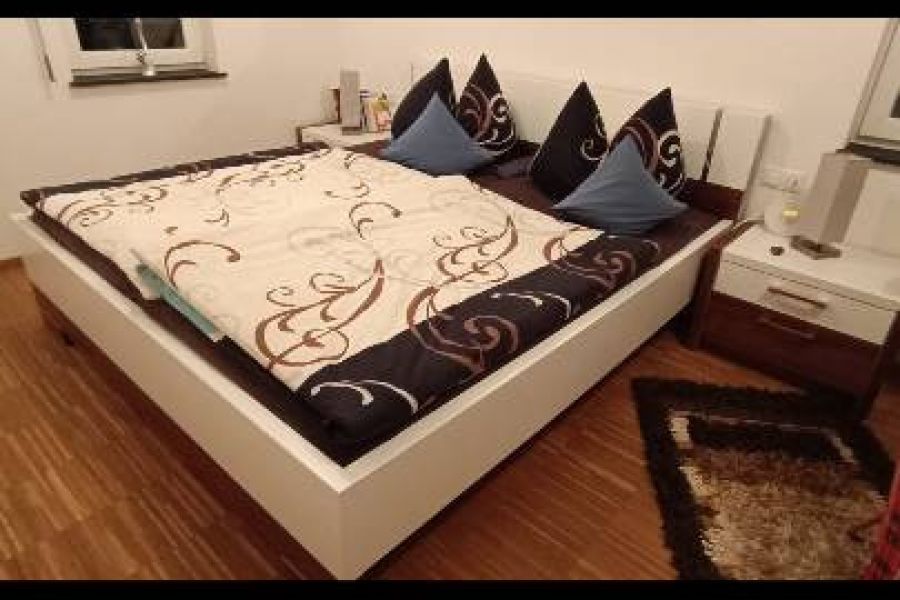 Verkaufe schönes Bett mit Nachtkästchen w/Umzug - Bild 1