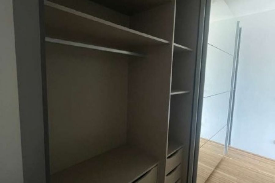 Kleiderschrank mit Spiegel - Bild 1