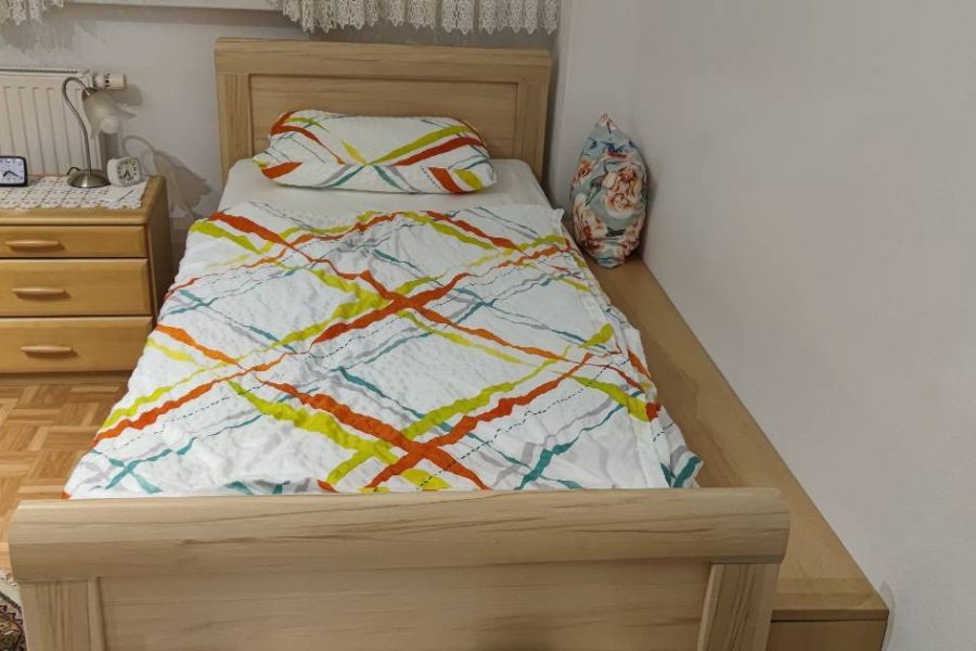 1 Personen Bett mit Matratze und Nachtkaestchen neuwertig abzugeben - Bild 1