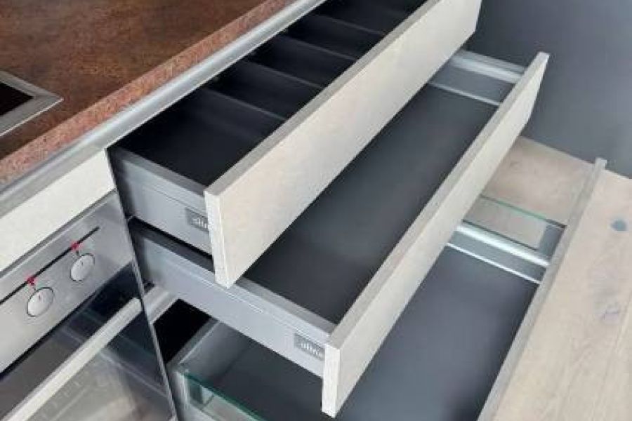 Moderne Olina-Einbauküche in Betonoptik - Bild 1